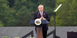 Θετικός στον κορωνοϊό ο Αμερικανός Υπουργός Εσωτερικών