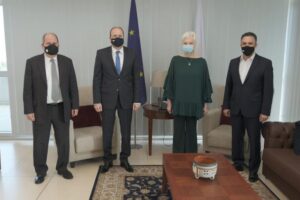 Εθελοντική στράτευση γυναικών προτείνει η Θεοχάρους στον Υπουργό Άμυνας