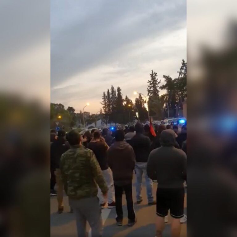 Αψήφισαν τα διατάγματα και βγήκαν στους δρόμους για να διαμαρτυρηθούν (ΒΙΝΤΕΟ)