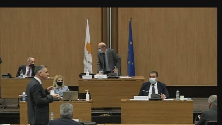 BINTEO: Η στιγμή που ο Αδάμου διακόπτει την Ολομέλεια λόγω του ισχυρού σεισμού