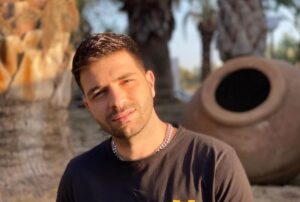 Ερωτευμένος ο Χάρης Παπαθεοχάρους! Φωτογραφίζει την κοπέλα του στην αγκαλιά του