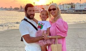 Η Καραντώνη κοιμίζει τις δυο κόρες της και μας χαρίζει την πιο γλυκιά εικόνα