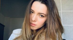 H Εβελίνα Σκίτσκο κάνει στριπτίζ στο Instagram και το απολαμβάνει (ΒΙΝΤΕΟ)