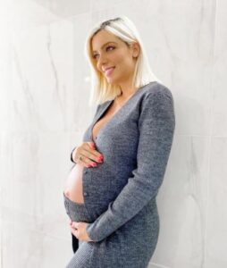 Γέννησε η Άντρη Καραντώνη και ανέβασε την πρώτη φωτογραφία με την κορούλα της