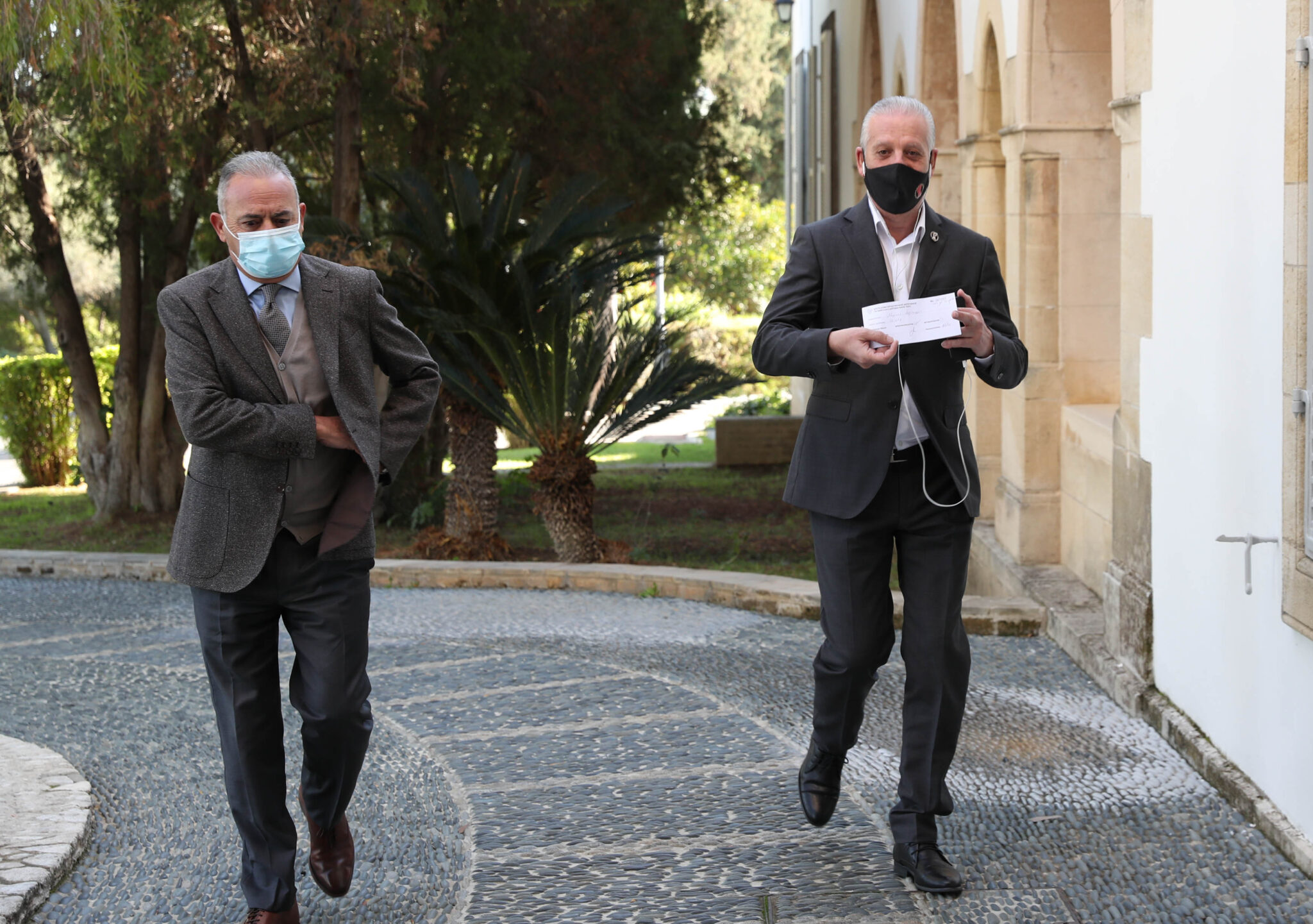 Δύο κυβερνητικές αποφάσεις για να πειστεί η ΕΔΕΚ να πει "ναι" στον προϋπολογισμό