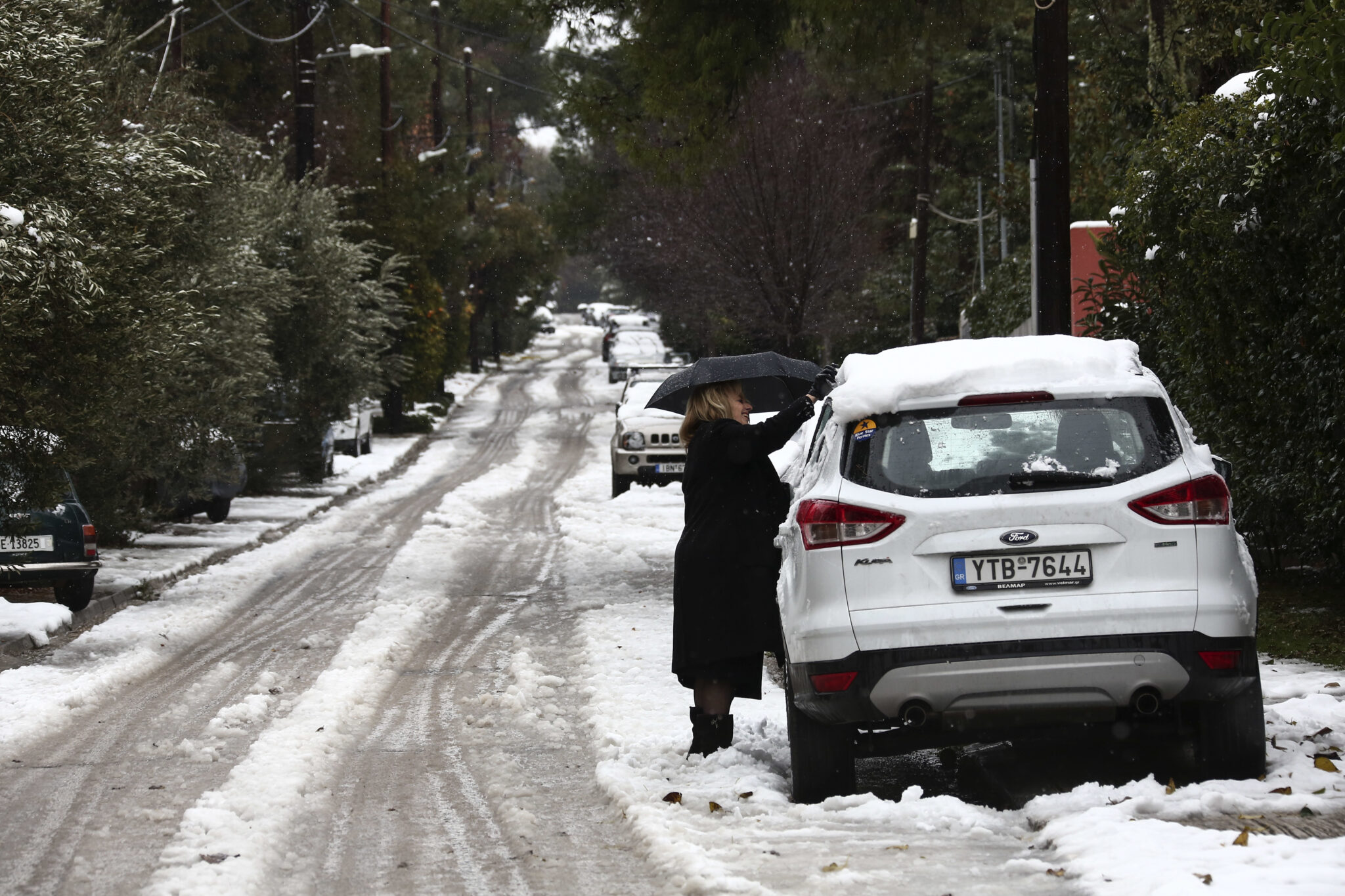 BINTEO: Χιονίζει στα βόρεια προάστια της Αθήνας