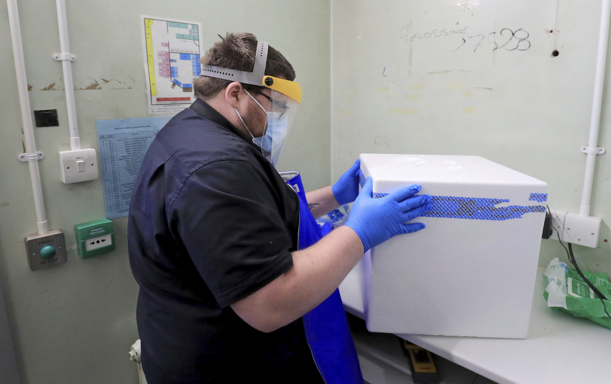 Η Κομισιόν αδειοδότησε το εμβόλιο της AstraZeneca και αναμένει 400 εκ. δόσεις