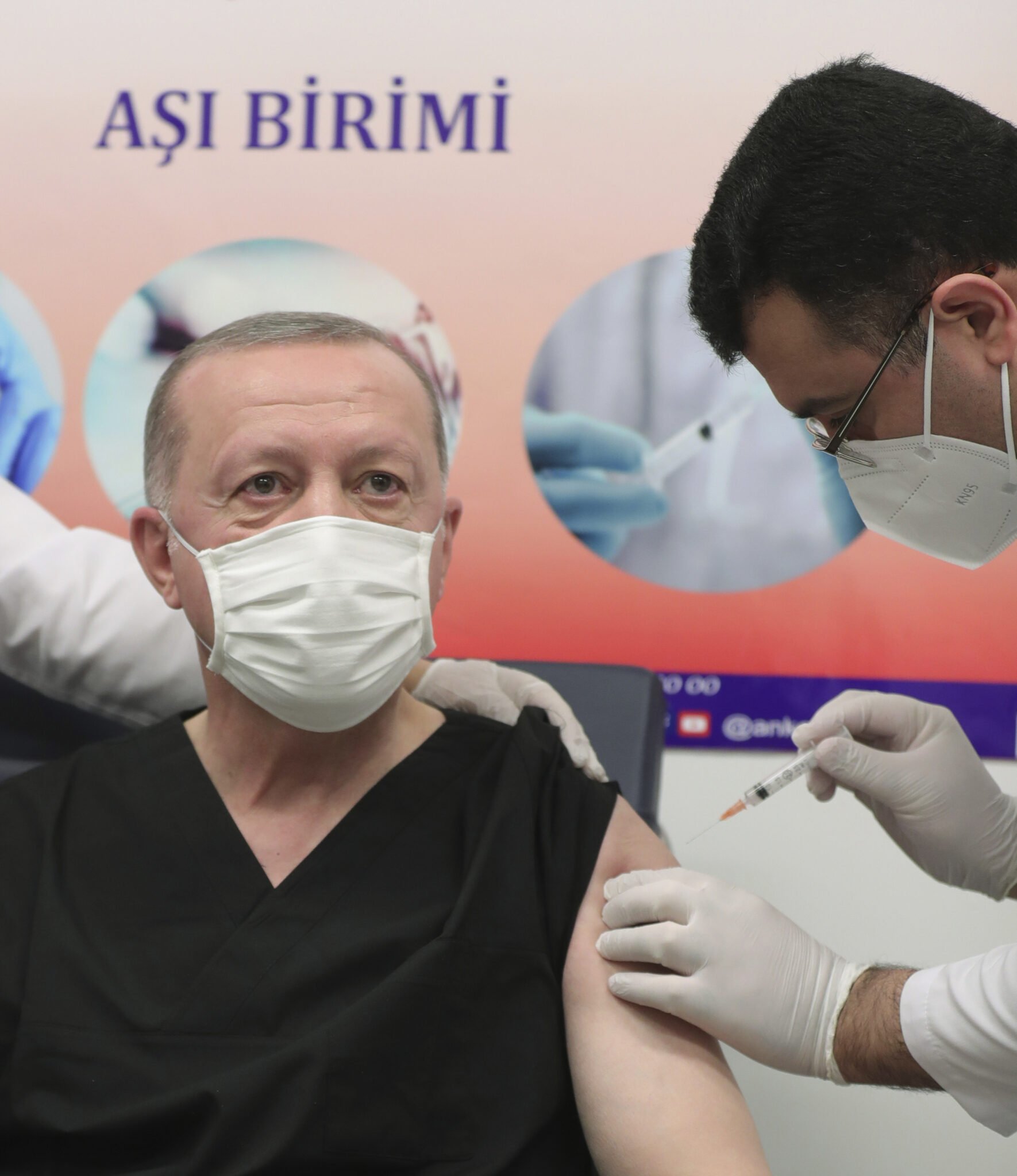 ΦΩΤΟ: Άρχισαν οι εμβολιασμοί στην Τουρκία, εμβολιάστηκε ο Ερντογάν