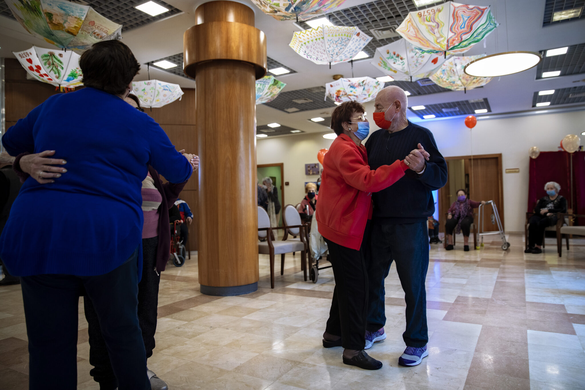 Iσραήλ: Συνταξιούχοι έκαναν πάρτι μετά τον εμβολιασμό τους με τη 2η δόση (ΦΩΤΟ)