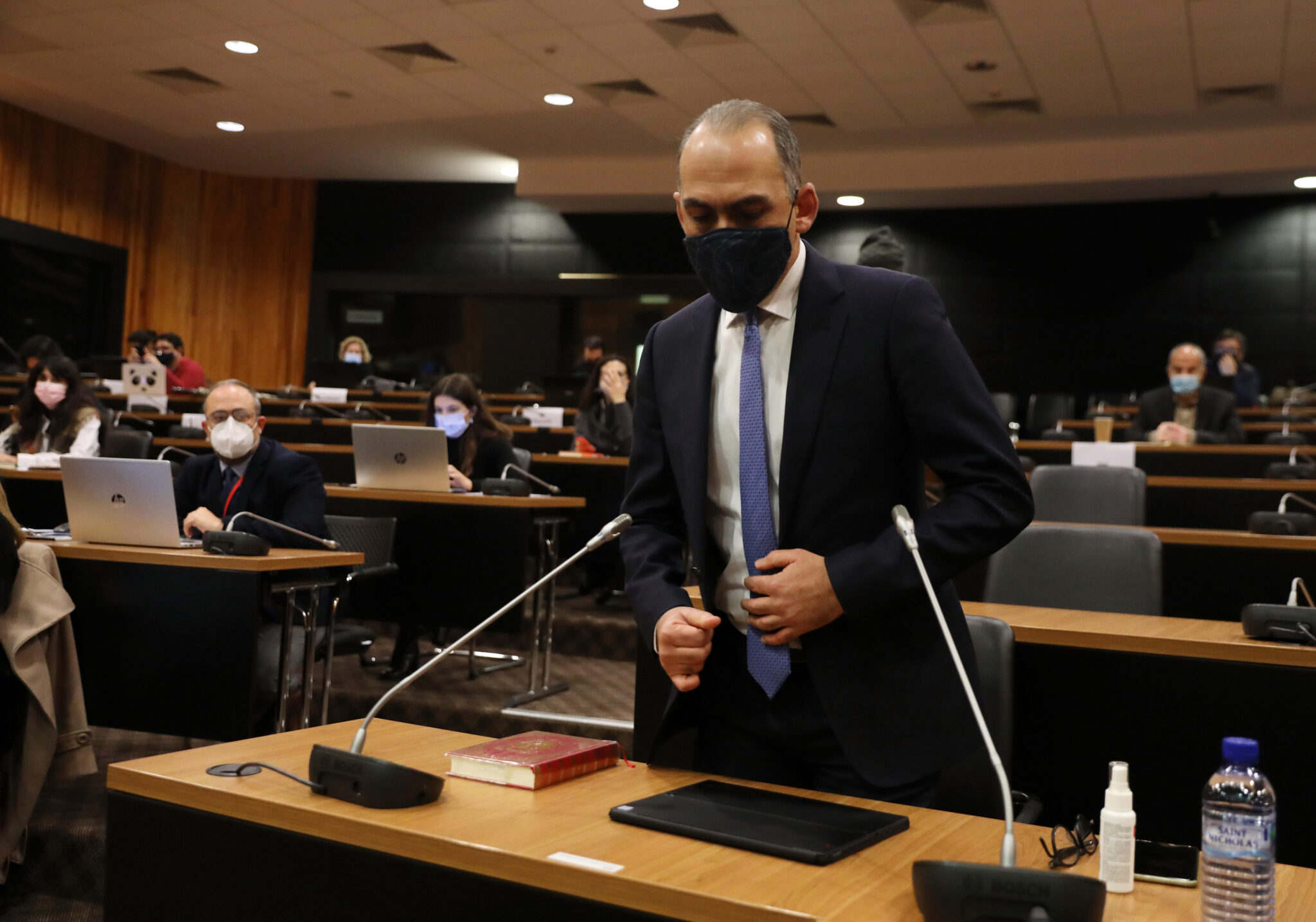 Aποποιήθηκε ευθυνών για τη κατάχρηση του προγράμματος πολιτογραφήσεων ο Χάρης