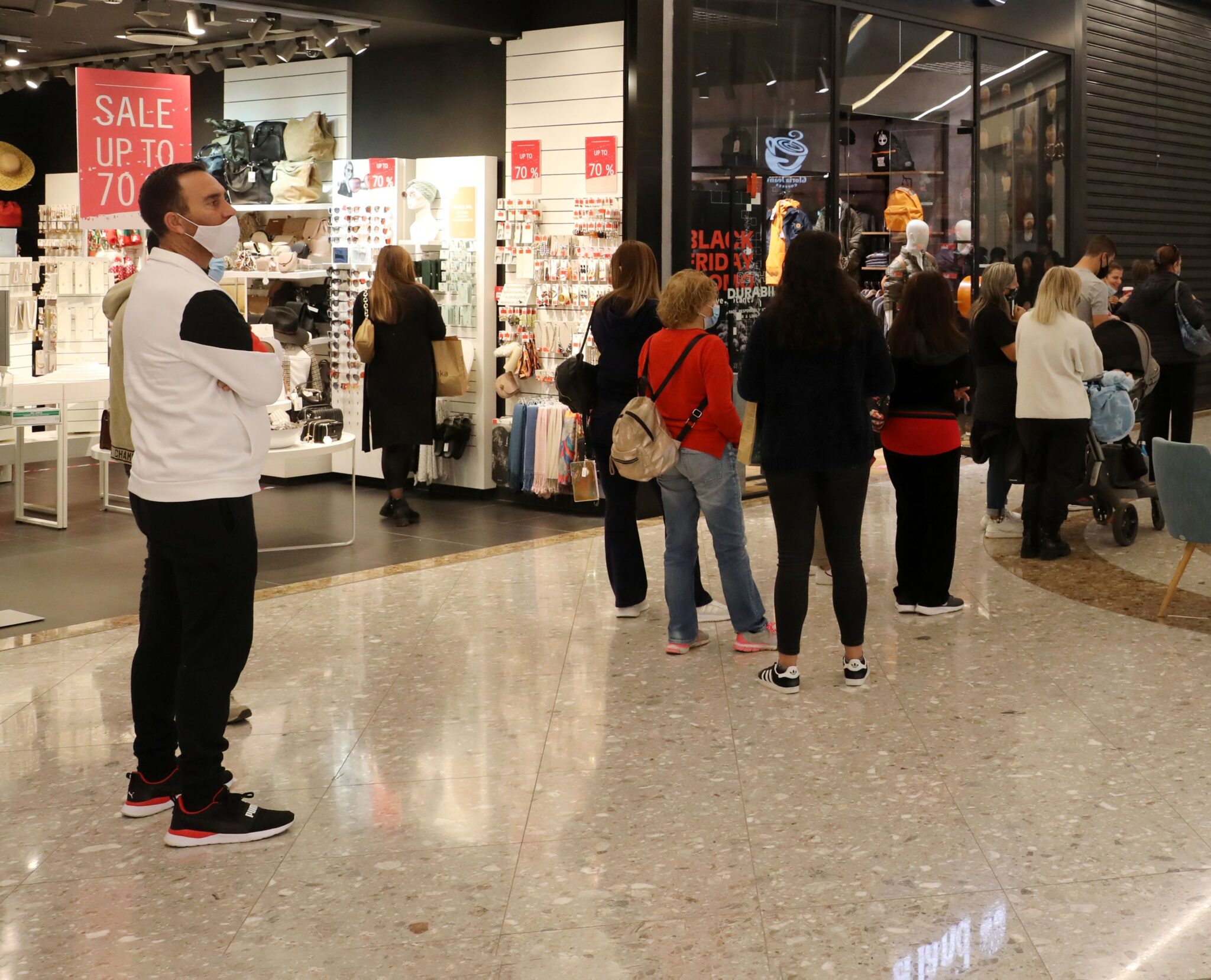 Συνωστισμός και ελλιπής επιτήρηση κράτησαν κλειστά πολυκαταστήματα και malls