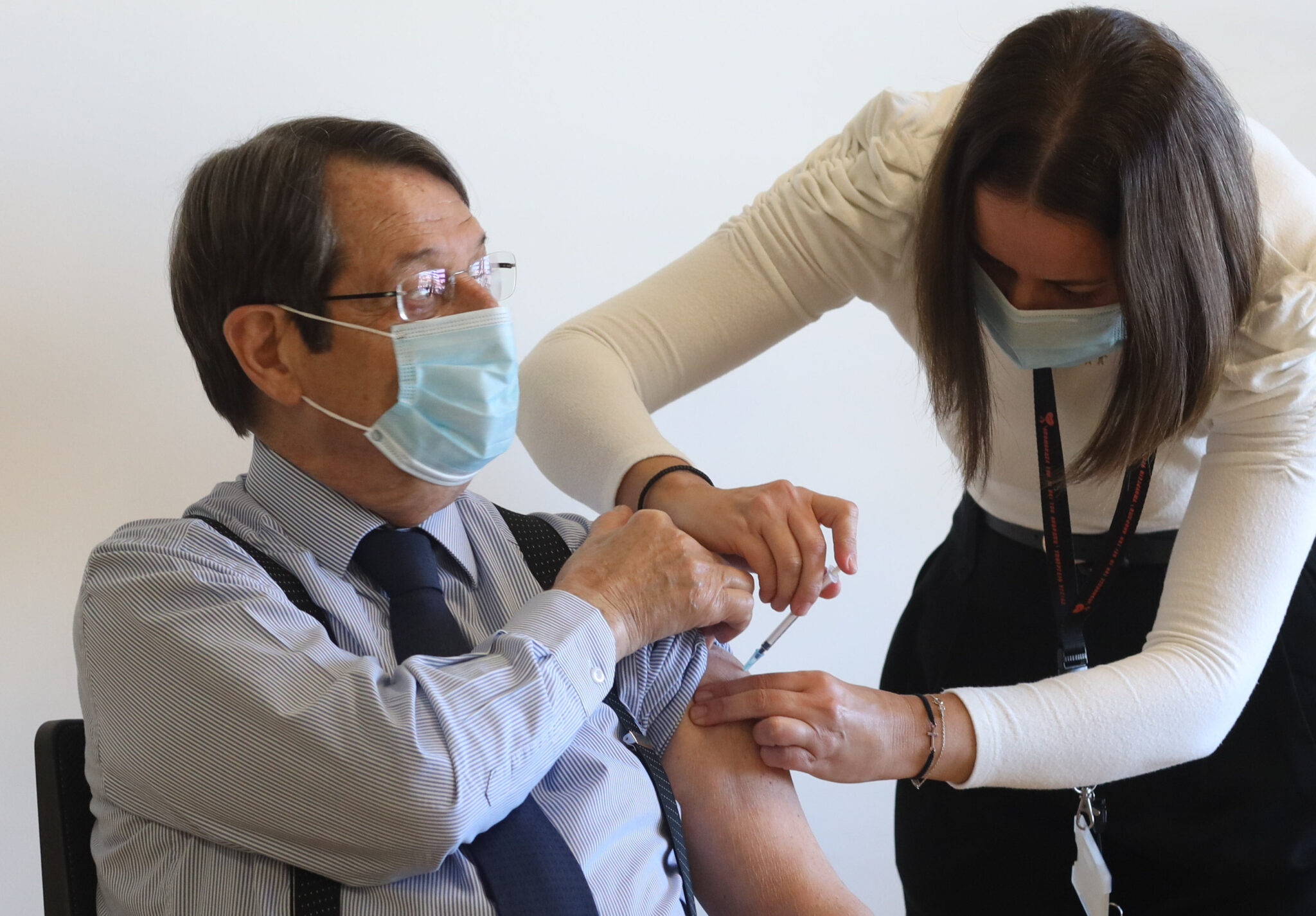 Έλαβε τη 2η δόση του εμβολίου ο ΠτΔ και έστειλε μήνυμα υπομονής και ελπίδας