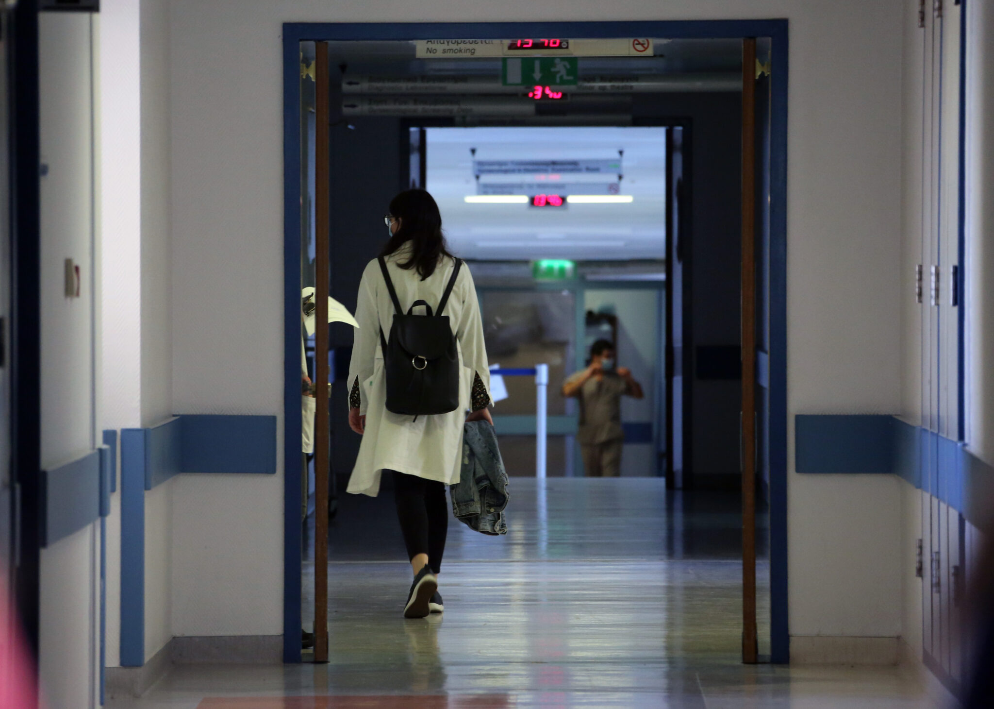 Στο νοσοκομείο χωρίς συνοδό οι ασθενείς, "πλαφόν" σε επεμβάσεις και νοσηλείες