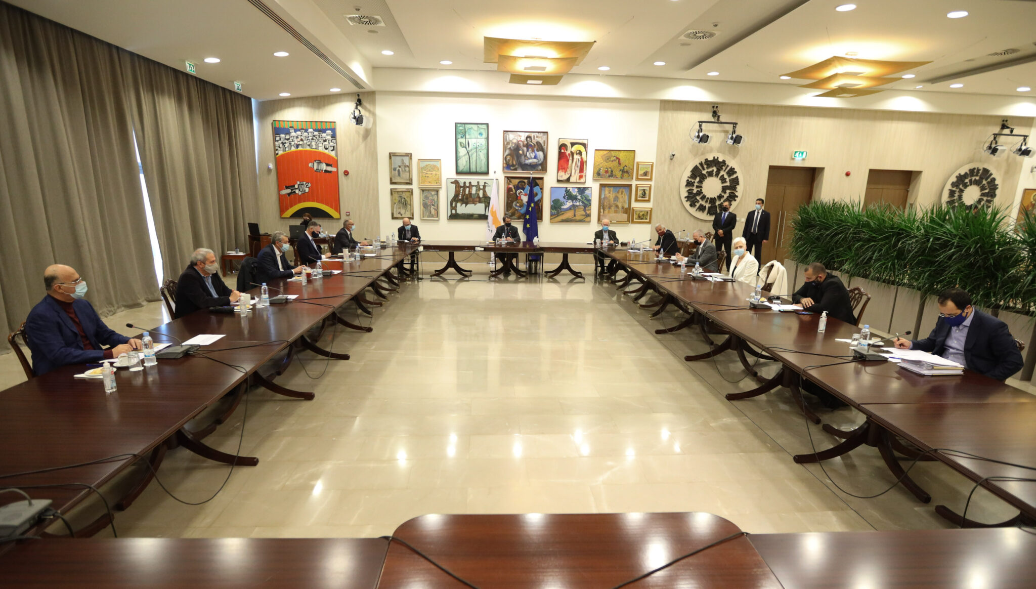 Με τις διχογνωμίες του Εθνικού Συμβουλίου φτιάχνει βαλίτσες για Πενταμερή ο ΠτΔ