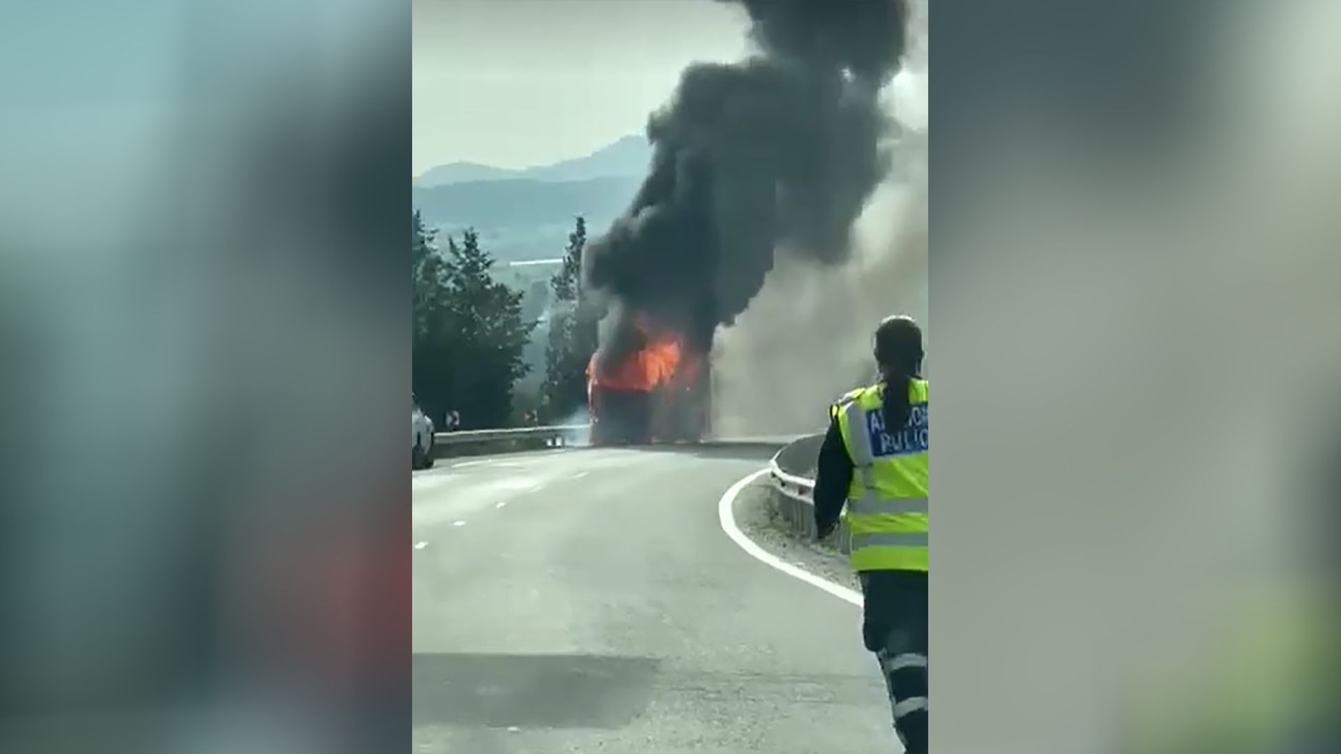 ΒΙΝΤΕΟ: Στιγμές τρόμου για επιβάτες λεωφορείου που τυλίχθηκε στις φλόγες
