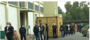 Ουρές και συνωστισμός έξω από τα ταχυδρομεία λόγω διαδικτυακών αγορών (ΒΙΝΤΕΟ)