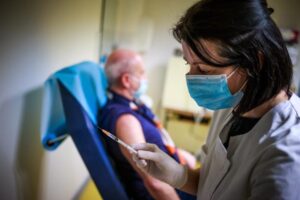 Τον εμβολιασμό του 70% ενήλικου πληθυσμού ως το καλοκαίρι θα ζητήσει η Κομισιόν