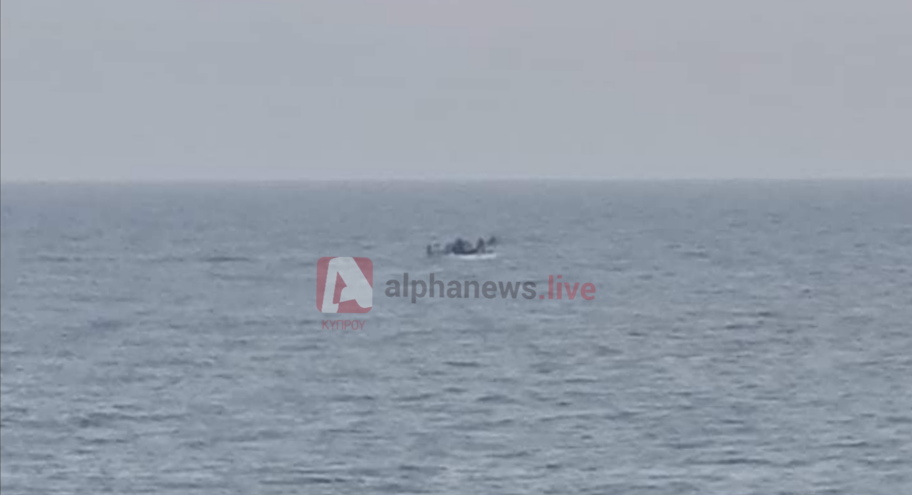 ΦΩΤΟ: Η στιγμή που βάρκα με τρεις μετανάστες πλέει ανοιχτά της Αγίας Νάπας