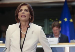 Απορρίπτει τις επικρίσεις για τα εμβόλια η Ευρωπαϊα Επίτροπος