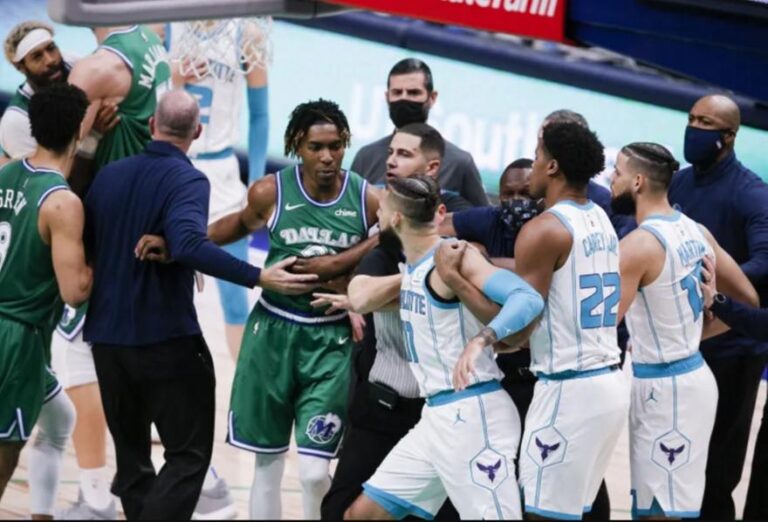 «Έβρεξε» πρόστιμα για την συμπλοκή στο Μάβερικς-Χόρνετς