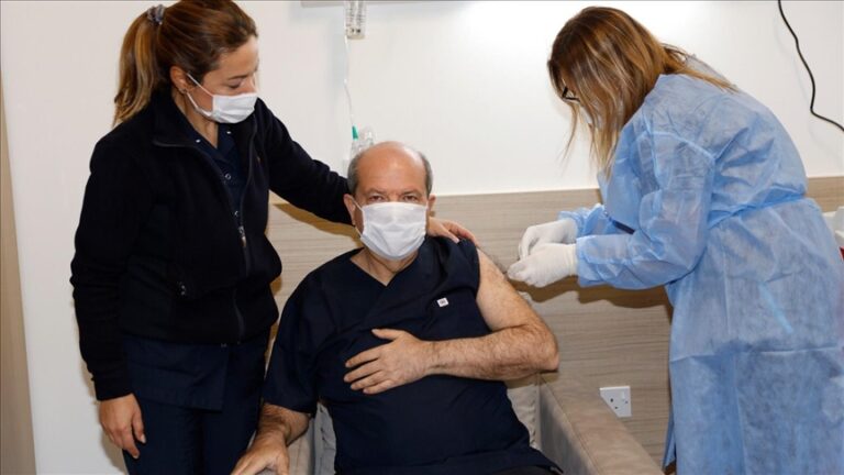 Ο Τατάρ εμβολιάστηκε και διαβεβαιώνει ότι θα πάρει τα εμβόλια από την ΕΕ