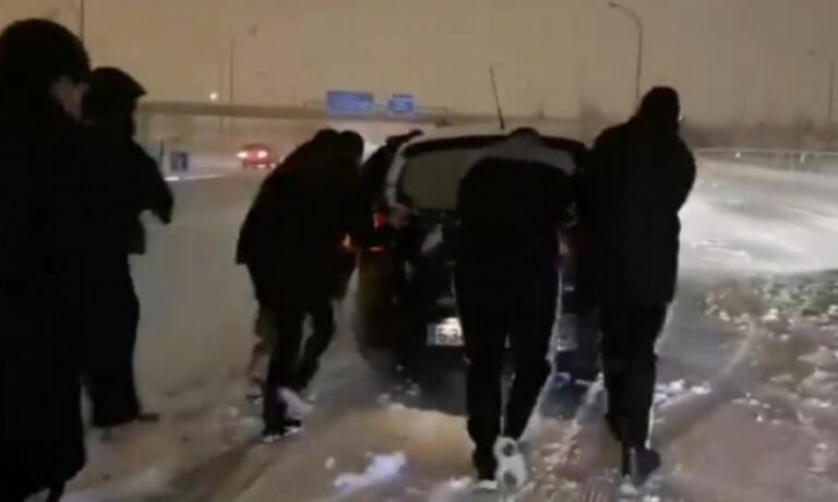 Παίκτες της Βαγιεκάνο έσπρωξαν αμάξια που είχαν κολλήσει στο χιόνι (ΒΙΝΤΕΟ)