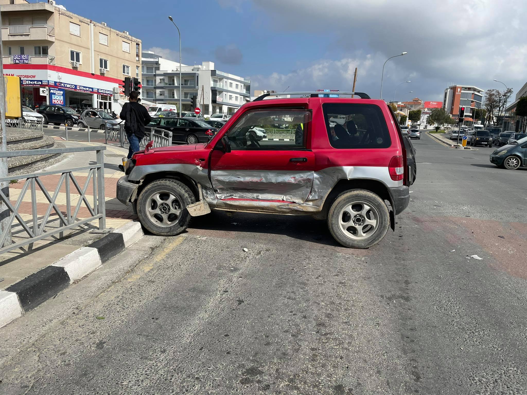 ΦΩΤΟ: "Χουλιγουντιανή" καταδίωξη καταζητούμενου και κλοπιμαίου τζιπ στη Λεμεσό