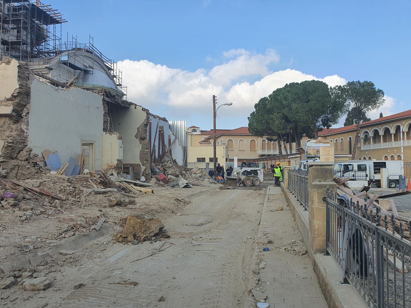 ΒΙΝΤΕΟ&ΦΩΤΟ: Έβαλε μπουλντόζες ο Αρχιεπίσκοπος και "ξήλωσε" τέσσερα διατηρητέα