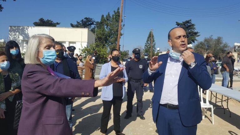 Επεισόδια και προπηλακισμοί στην Πάφο κατά την επίσκεψη της Επ. Προσφύγων (VID)