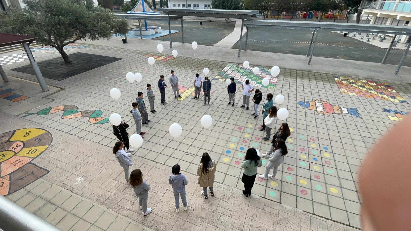 ΦΩΤΟ: Λευκά μπαλόνια στον ουρανό του Παραλιμνίου για τον 11χρονο Ιάκωβο Τρίαρο