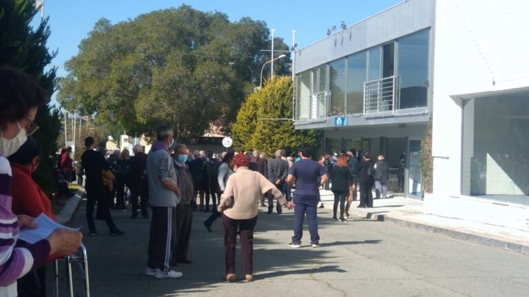 Πάνε νωρίτερα στο ραντεβού και ζητούν ενημέρωση για το εμβόλιο (ΒΙΝΤΕΟ&ΦΩΤΟ)