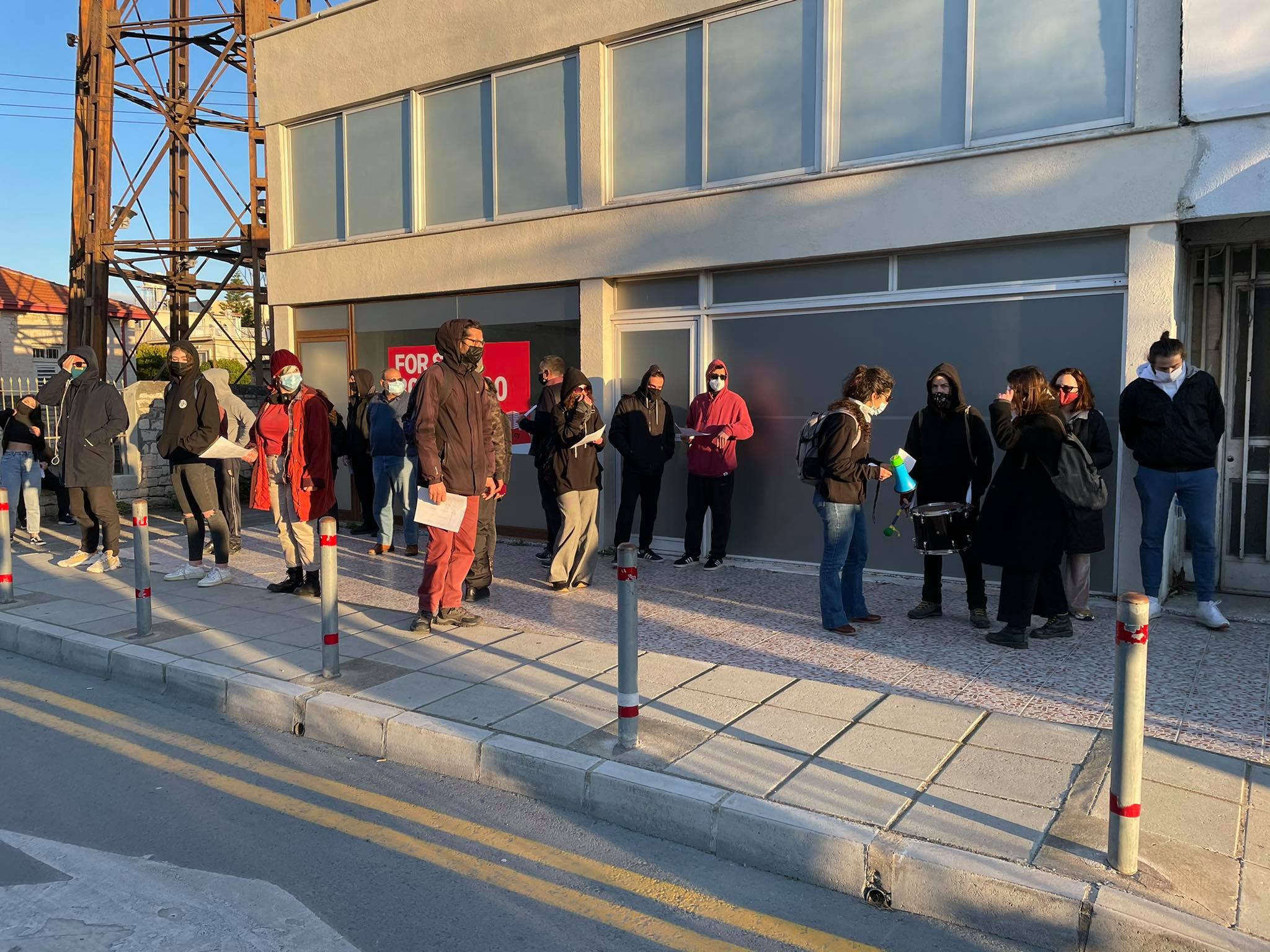 ΒΙΝΤΕΟ: "Αρνιέμαι" τραγούδησαν οι διαμαρτυρόμενοι έξω από την Αστυνομία Λεμεσού