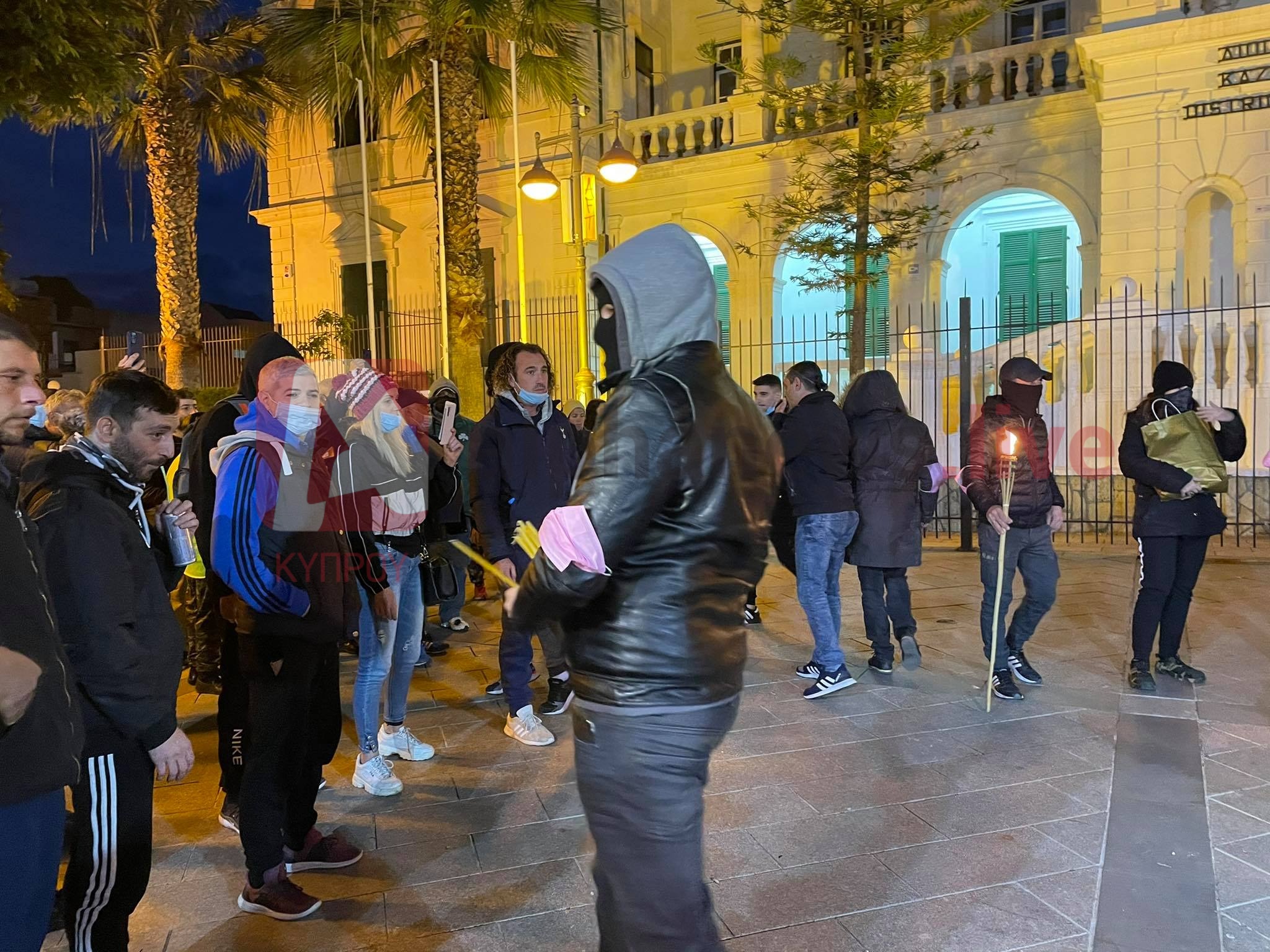 Με κεριά στα χέρια οι διαδηλωτές έξω από το Διοικητήριο Λεμεσού (ΒΙΝΤΕΟ)