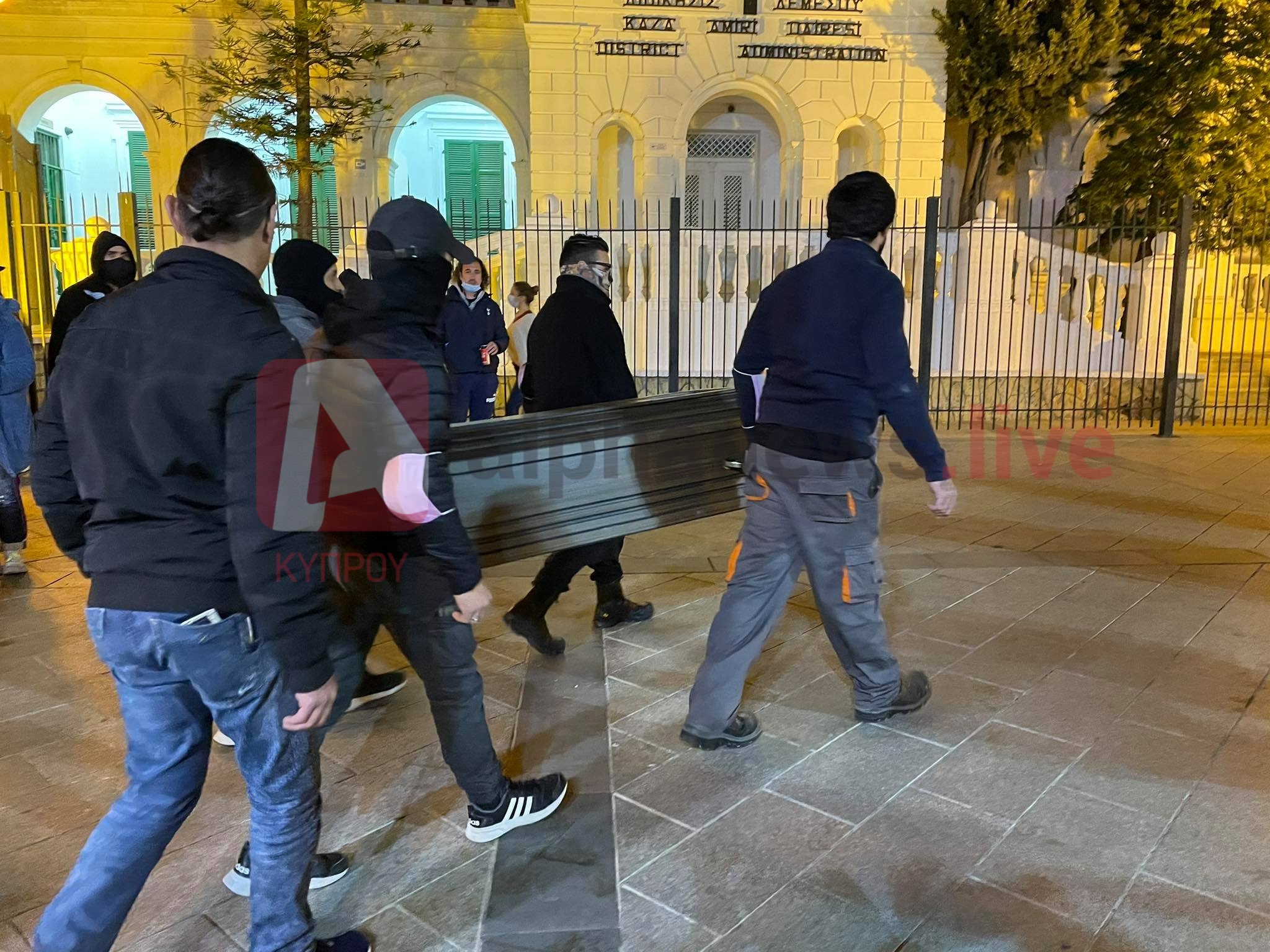 Με το "φέρετρο της ελευθερίας" έστειλαν τα δικά τους μηνύματα στη Λεμεσό (ΦΩΤΟ)