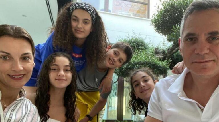 Νικόλας Παπαδόπουλος:Μας δείχνει τον εντυπωσιακό κήπο του αγκαλιά με τη κόρη του