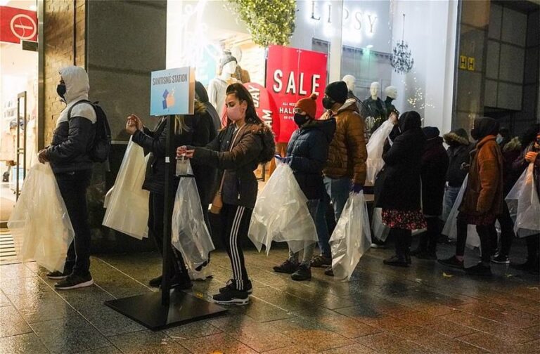 Βρετανία: Με μέτρα μέχρι να εμβολιαστούν όλοι οι ενήλικες