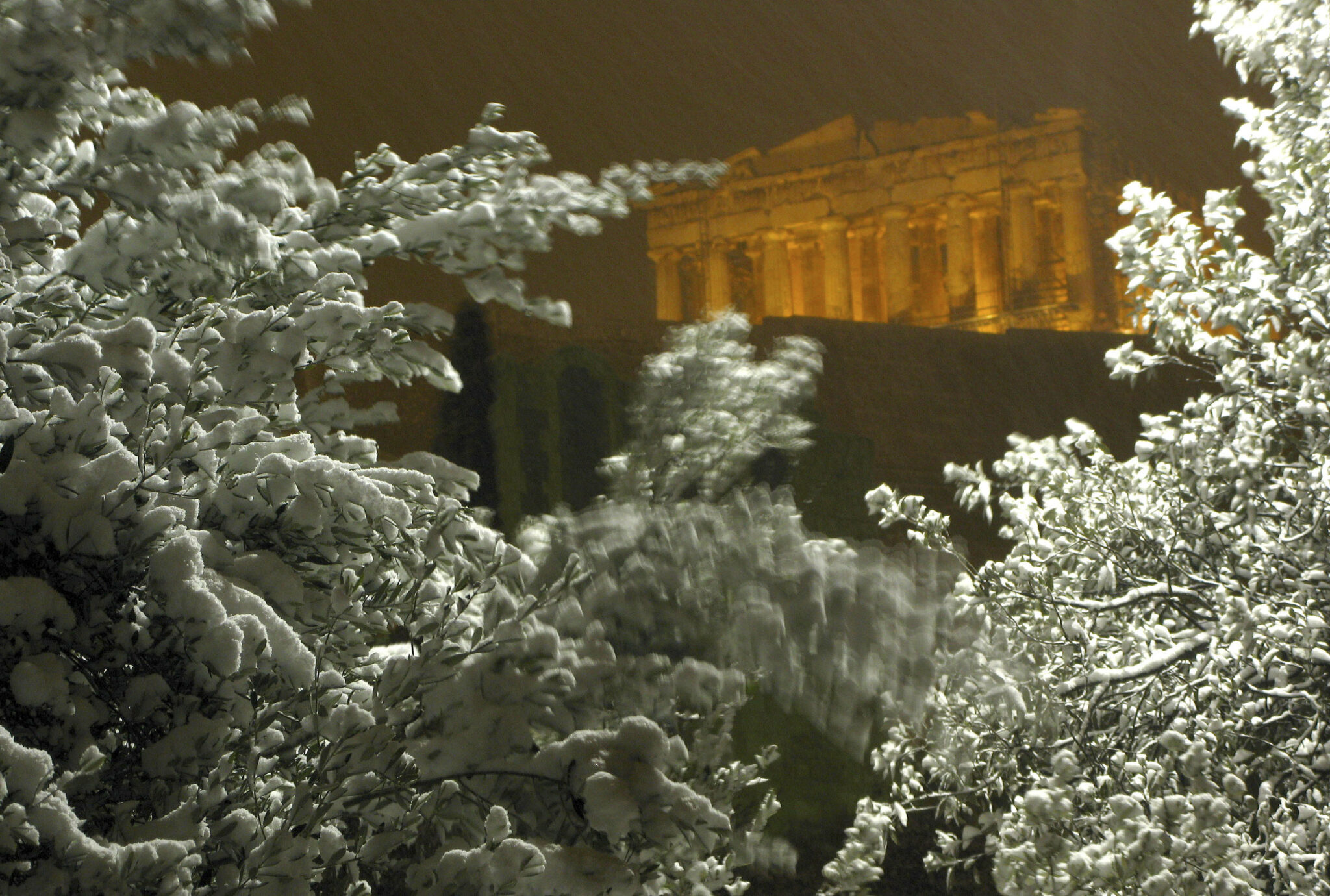ΒΙΝΤΕΟ: Σφοδρή χιονόπτωση και στο κέντρο της Αθήνας
