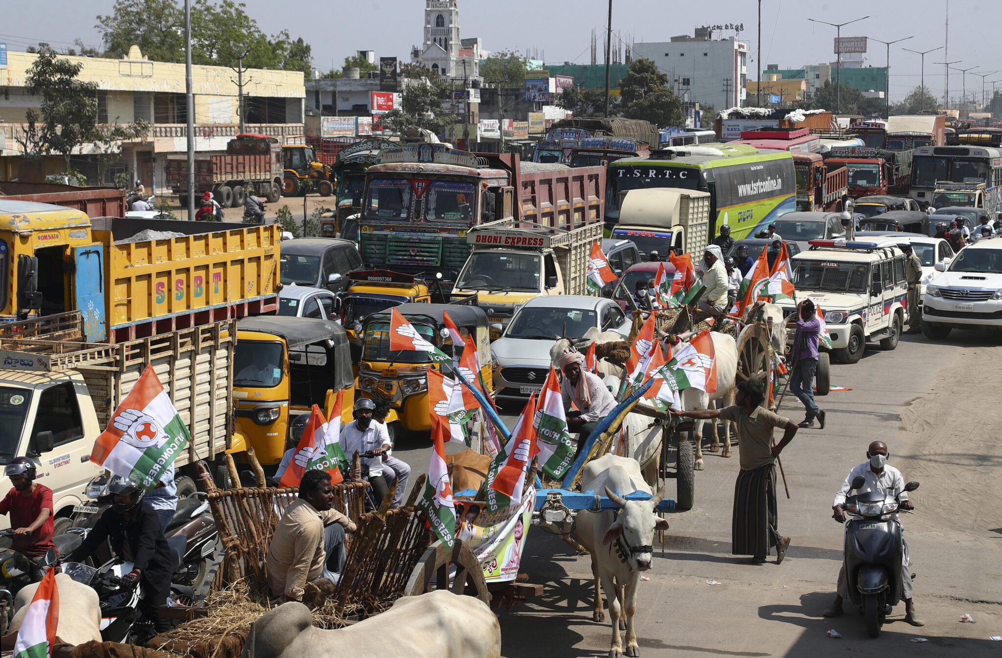 Ινδία: Χιλιάδες αγρότες έκλεισαν τους δρόμους με τρακτέρ, φορτηγά και βράχους
