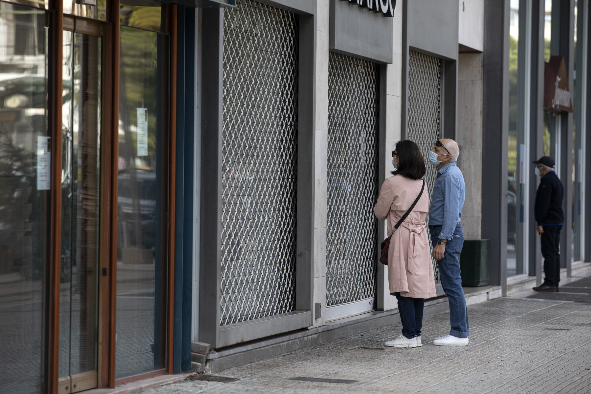 Στο "κόκκινο" η Ελλάδα: Στα ύψη νεκροί και κρούσματα κορωνοϊού