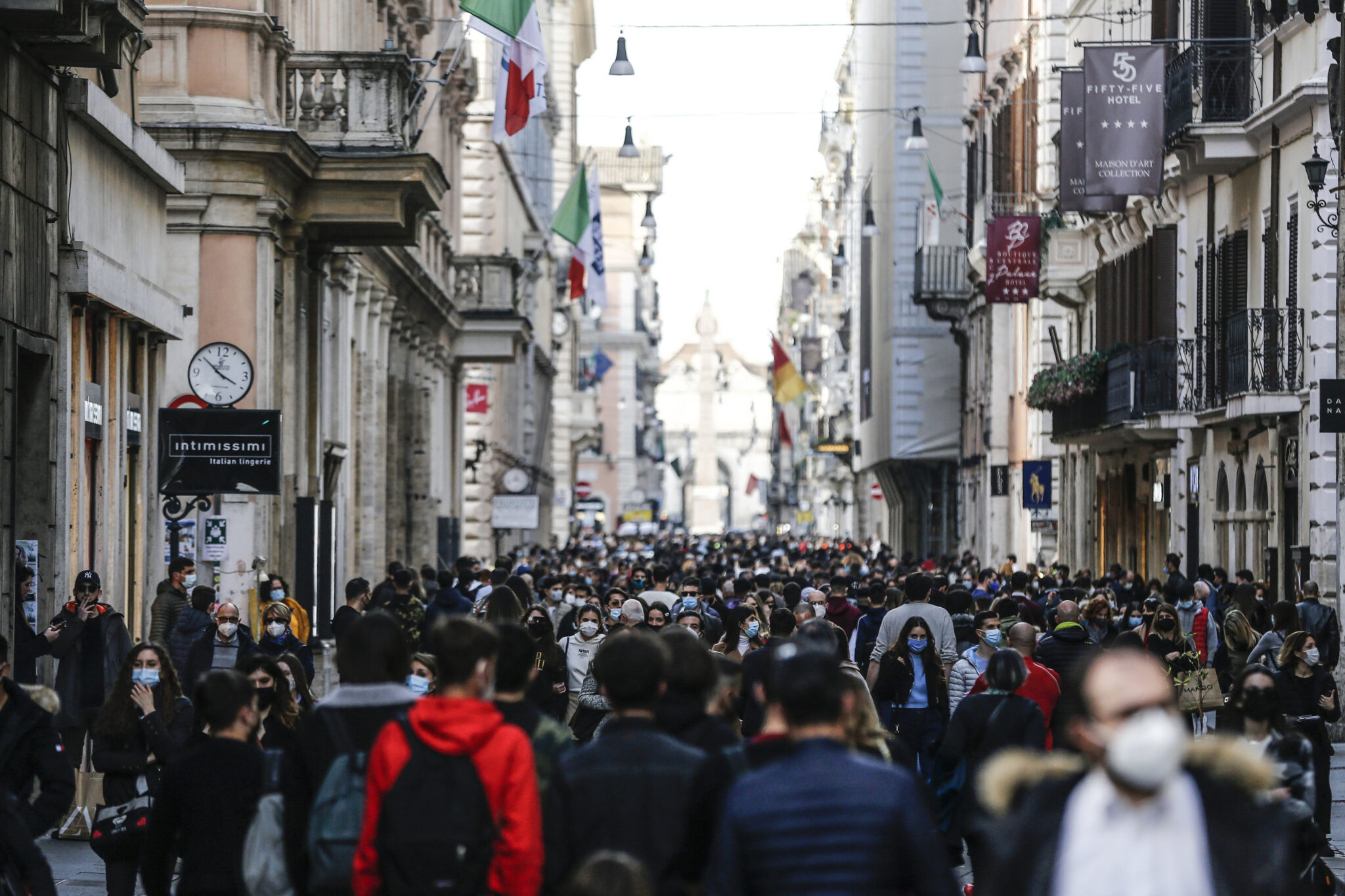 Δραματική έκκληση Ιταλού Υπ. Υγείας: «Μην παίζετε με την φωτιά»