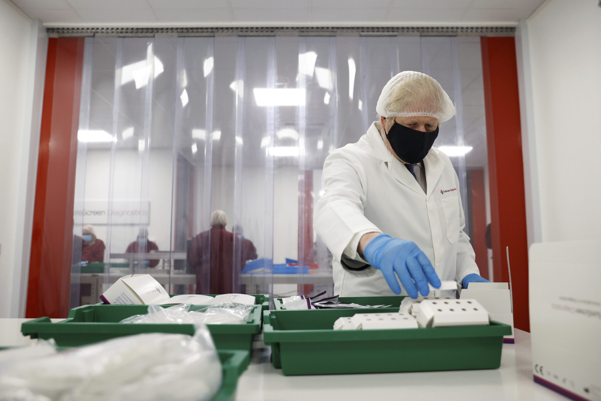 Τα εμβόλια κατά του Covid-19 αποτρέπουν θανάτους, λέει ο Τζόνσον