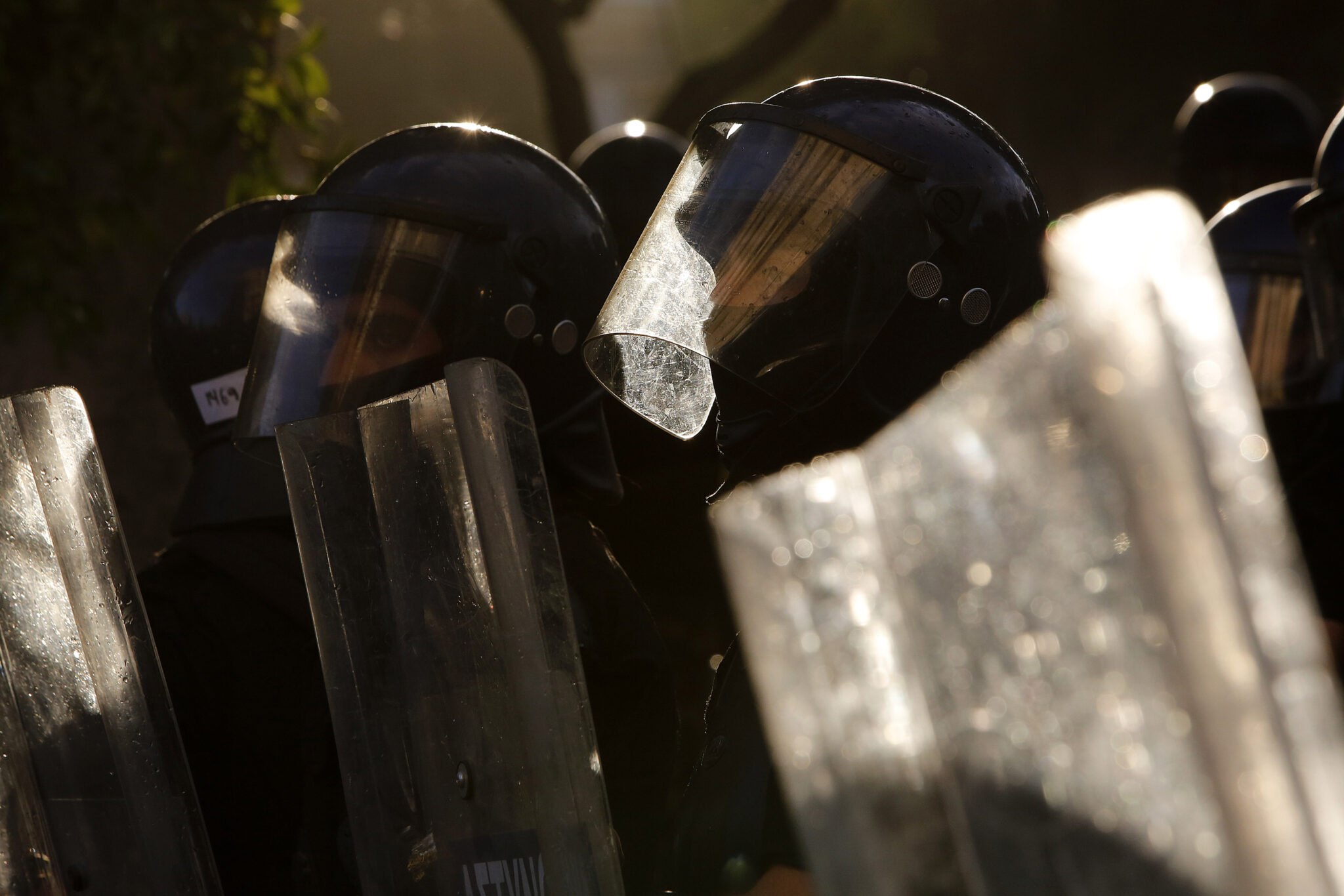 «Καταδικάζουν την υπέρμετρη βία» και ζητούν εις βάθος έρευνα τα κόμματα