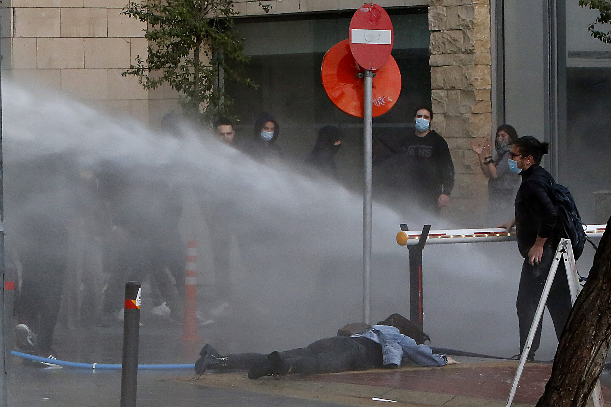 Στον «τοίχο» η Αστυνομία: Οι αντιδράσεις, οι καταγγελίες και οι έρευνες (VID)