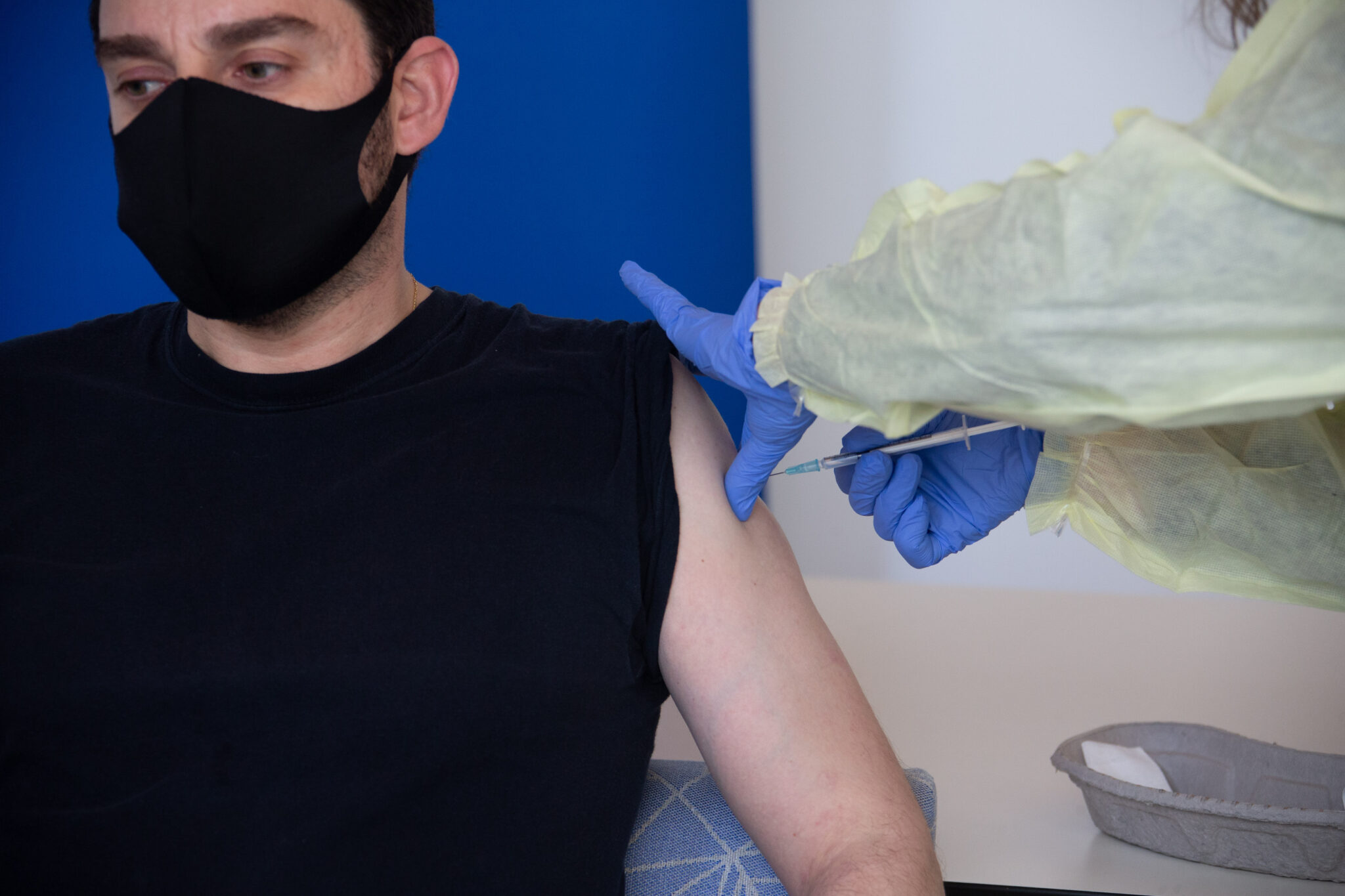 Αναμενόμενες παρενέργειες σε 86 άτομα από τους 64 χιλιάδες που εμβολιάστηκαν