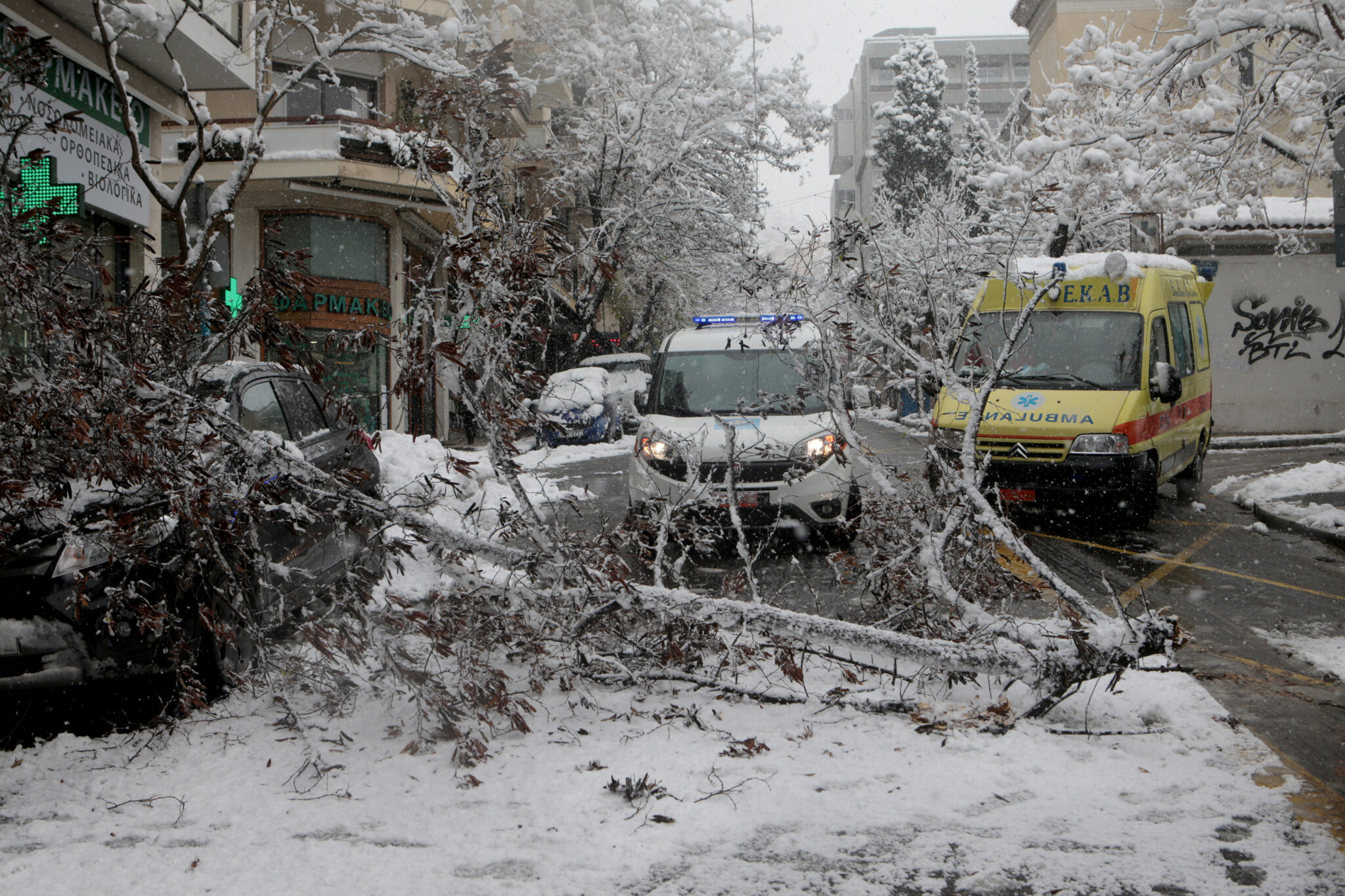 Στους τέσσερις οι νεκροί στην Ελλάδα, στο "σκοτάδι" 25.000 νοικοκυριά (ΒΙΝΤΕΟ)
