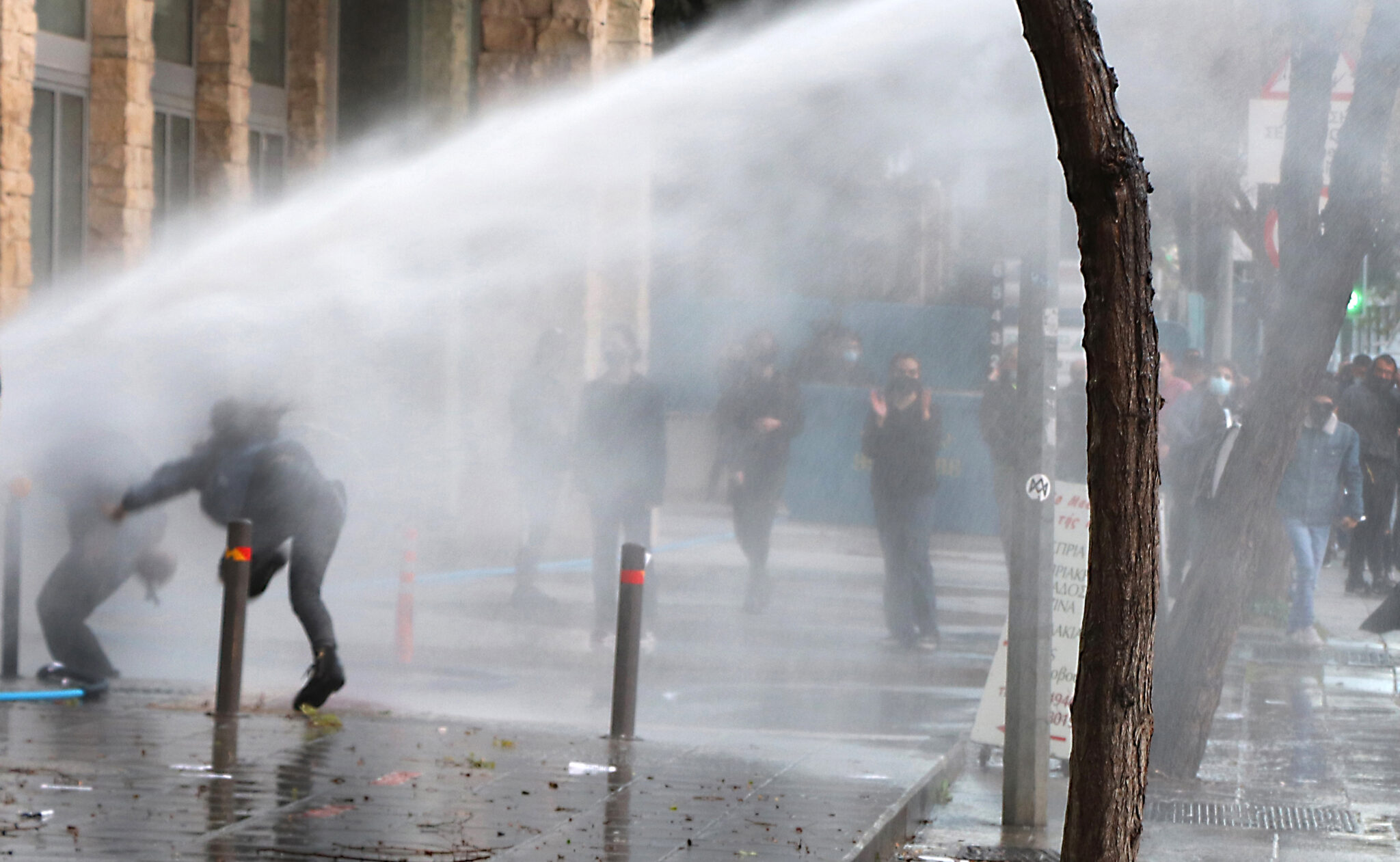 "Μπαράζ" διαμαρτυριών σε Λευκωσία και Λεμεσό θέτουν σε συναγερμό τις Αρχές