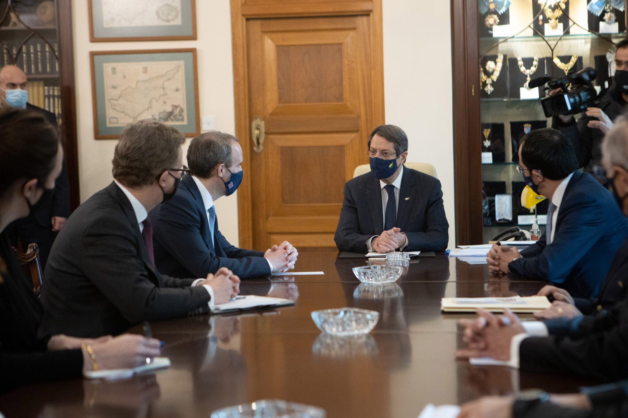 Η «ευρύχωρη» τοποθέτηση των Εγγλέζων για την άτυπη πενταμερή προκαλεί ανησυχία