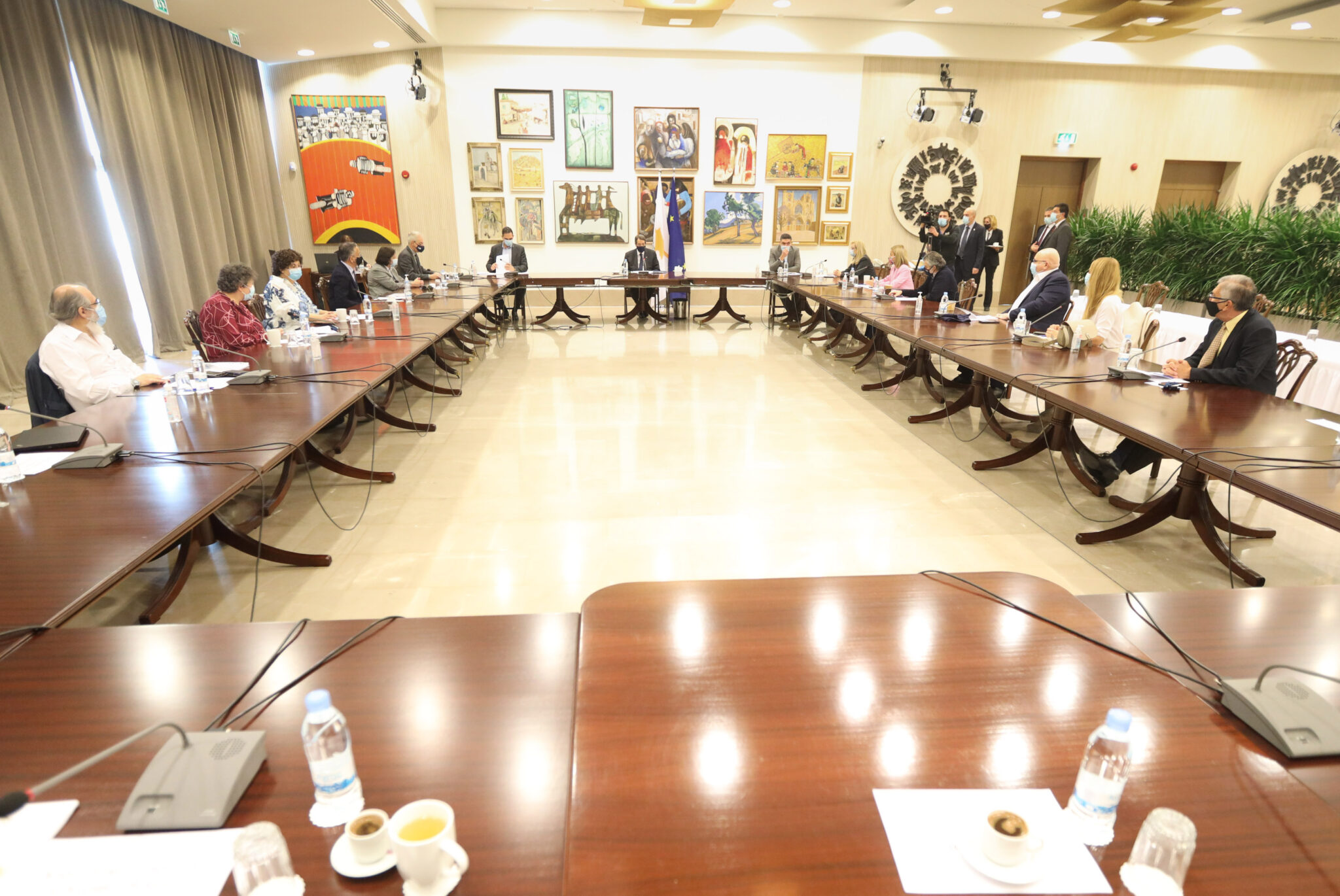 Στο Προεδρικό επιδημιολόγοι και Αρχηγοί κομμάτων για το πλάνο χαλαρώσεων