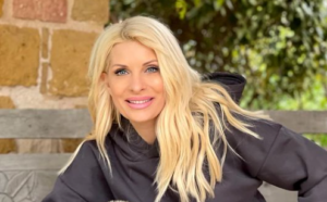 “Όνειρο” η χιονισμένη αυλή της Μενεγάκη – Μας την δείχνει και είναι τεράστια