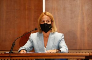 "Καμία γυναίκα δεν είναι μόνη" δηλώνει η Γιολίτη και στηρίζει Άντρη Ελευθερίου